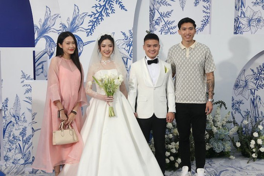 Vợ chồng Văn Hậu gây chú ý khi đến dự đám cưới của Quang Hải