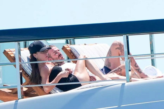 Vợ chồng Beckham nghỉ dưỡng trên du thuyền 500 tỷ