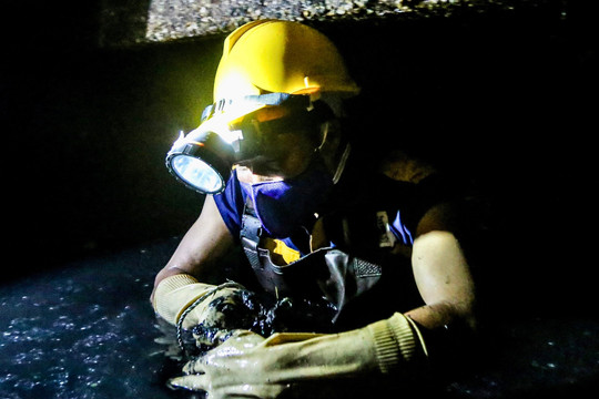 Những người nếm nước đen, hít mùi bùn thải dưới cống ngầm Hà Nội