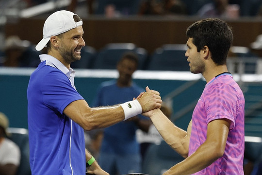 Miami Open 2024: 'Tiểu Federer' hạ Carlos Alcaraz ở vòng bán kết