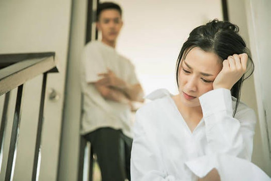 Lên mạng khóc lóc vì hối hận không tìm hiểu gia cảnh chồng trước khi kết hôn, người phụ nữ bị chỉ trích: "Là lỗi của cô"