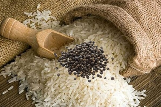 Cho một nắm hạt tiêu vào thùng gạo có công dụng gì?