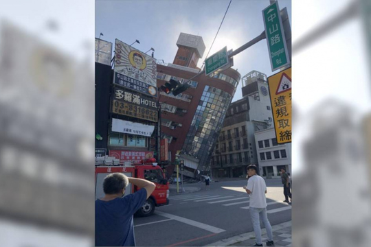 CLIP: Động đất mạnh rung chuyển cả đảo Đài Loan, nhiều tòa nhà đổ sập