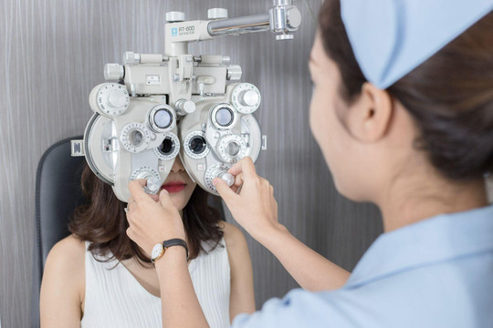 Chuyên gia giải đáp: Những lưu ý trước khi phẫu thuật cận thị?