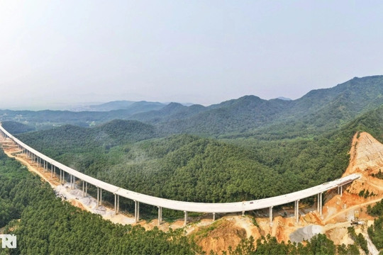 Kỳ vĩ 2 cầu vượt núi trên cao tốc Bắc - Nam