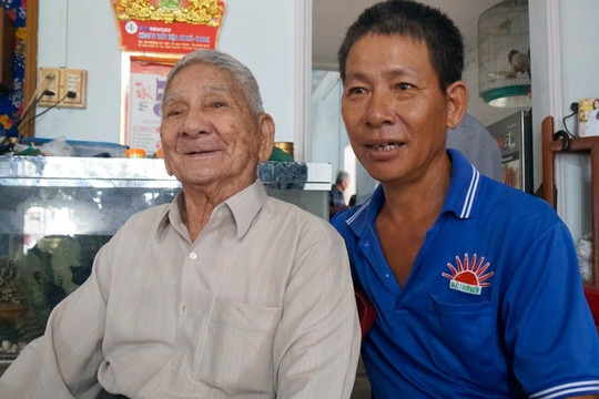 Cụ ông 94 tuổi vỡ òa hạnh phúc gặp lại con sau gần 50 năm xa cách