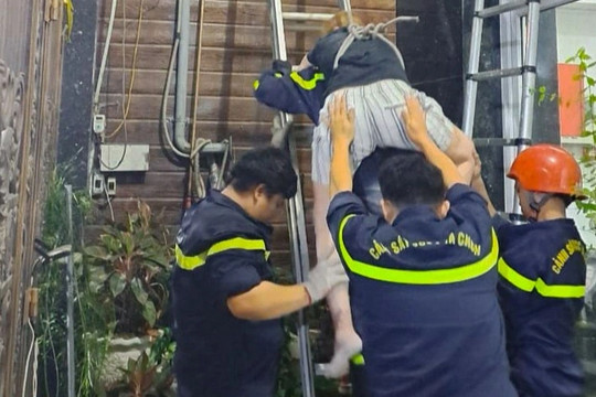 Cảnh sát dùng thang cứu nguời phụ nữ rơi tầng cao xuống mái tôn ở TPHCM