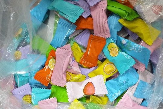 30 học sinh ở Lâm Đồng nhập viện sau khi ăn kẹo bán trước cổng trường