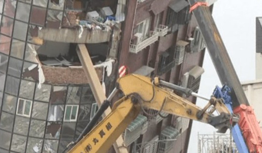 Động đất Đài Loan: Nghiêng tới 25 độ, tòa nhà biểu tượng 10 tầng bị phá