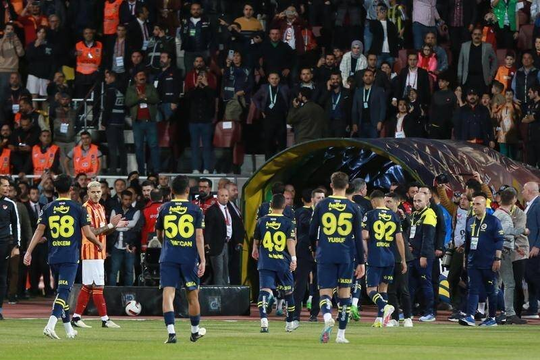 Độc lạ: Đá Siêu cúp Thổ Nhĩ Kỳ đúng 1 phút, Fenerbahce bỏ cuộc 