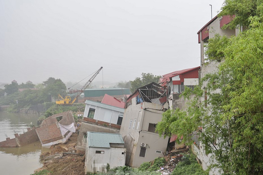 Xót xa hình ảnh những căn nhà đổ sập vì sụt lún bên sông Cầu