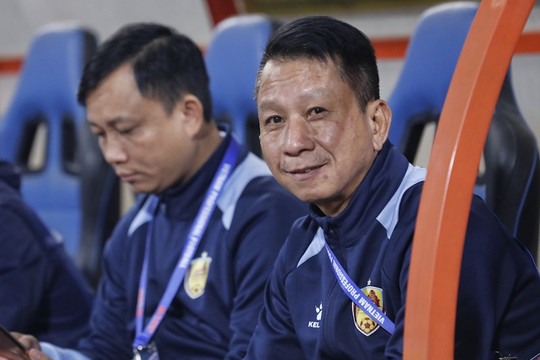 Huấn luyện viên Văn Sỹ Sơn bị phạt vì chỉ trích trọng tài