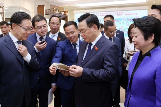 Chủ tịch Quốc hội Vương Đình Huệ thăm Trung tâm Lập pháp ở Thượng Hải