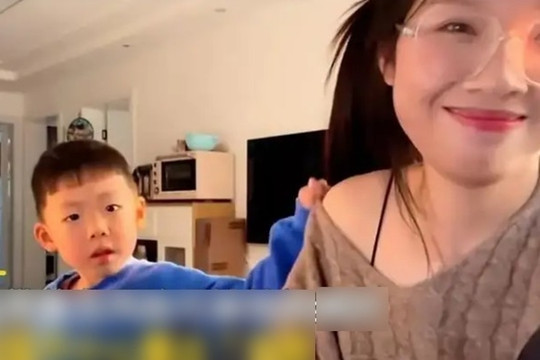 Bà mẹ xinh đẹp cố tình mặc gợi cảm để livestream, hành động của con trai 5 tuổi quá ngọt ngào