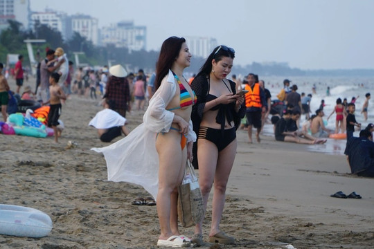 Biển Sầm Sơn đông nghịt trong ngày nắng nóng đầu hè