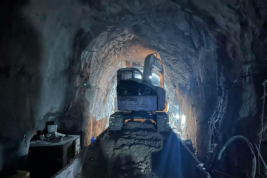 Sập hầm đường tàu hỏa ở Khánh Hòa, huy động ô tô vận chuyển hơn 3.000 người