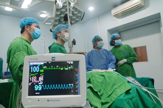 Bác sĩ nước ngoài tới Việt Nam học kỹ thuật mổ nội soi tuyến giáp