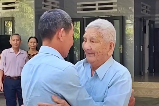 Anh em đồng lòng giúp cha 94 tuổi tìm lại con trai riêng sau 50 năm thất lạc