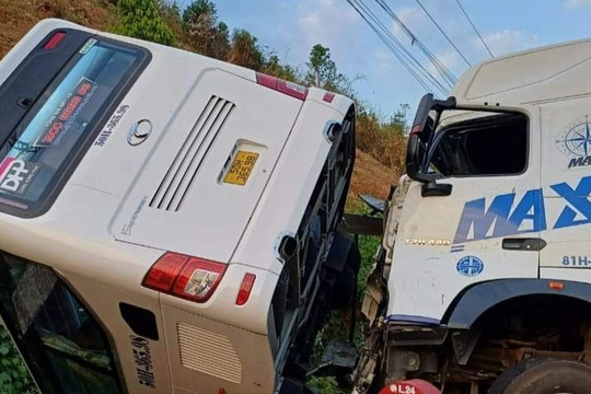 Vụ tai nạn ở Kon Tum: Tài xế xe tải kể lại khoảnh khắc 2 xe đối đầu