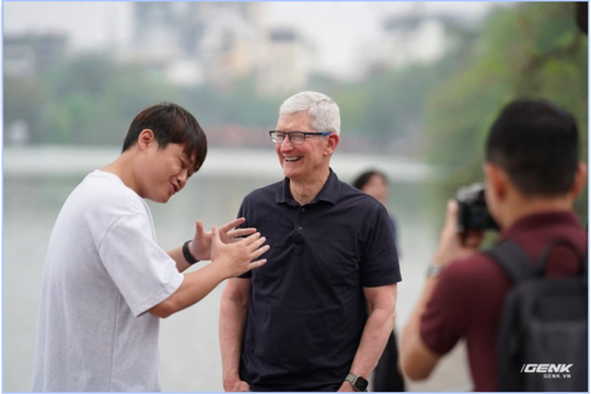 Người được CEO Apple Tim Cook chọn dạo chơi, selfie cùng ở hồ Gươm là ai?