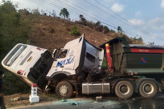 Tạm giữ tài xế xe khách trong vụ tai nạn trên QL24 ở Kon Tum