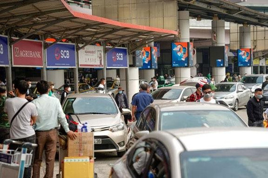 Thực trạng chặt chém giá taxi Nội Bài - Bao giờ chấm dứt?‏