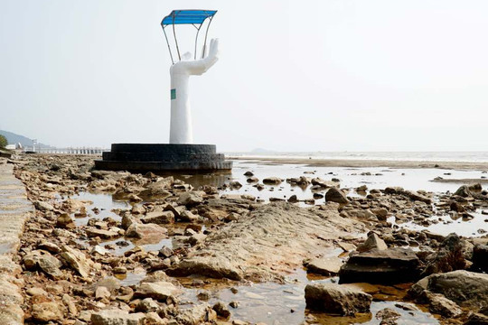 Bãi biển du lịch ở Thanh Hóa 'mọc' đầy đá nham nhở và ‘bẫy' chông sắt
