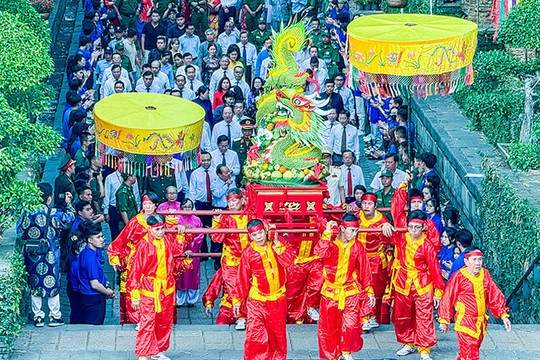 Lễ Giỗ Tổ Hùng Vương thu hút đông đảo du khách và người dân TP.HCM