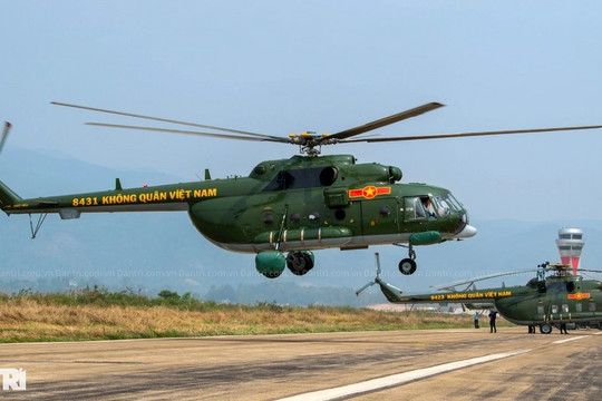 Dàn 11 trực thăng của Không quân Việt Nam hạ cánh ở sân bay Điện Biên