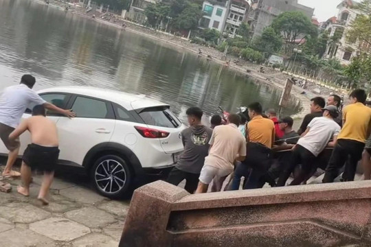 Hàng chục người 'hò dô' kéo ô tô từ hồ Định Công lên bờ