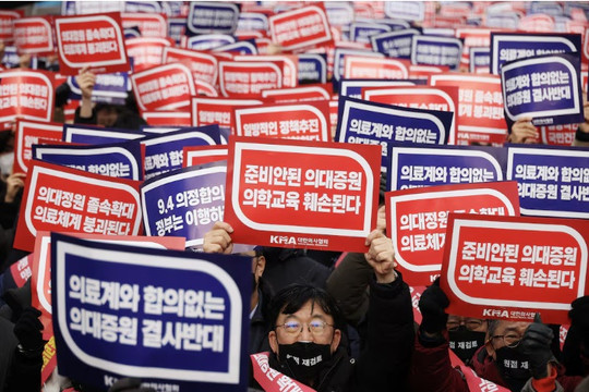 Chính phủ Hàn Quốc chấp nhận xuống nước với các bác sĩ sau khi hứng đòn đau