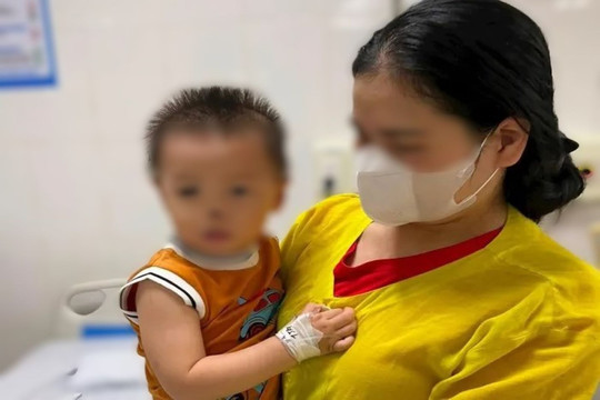 Bé trai 20 tháng tuổi ở Thanh Hóa suy hô hấp vì uống phải dầu hỏa