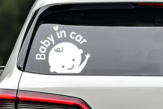 Ô tô dán nhãn cảnh báo "Baby in Car" quá to dễ bị... dính phạt