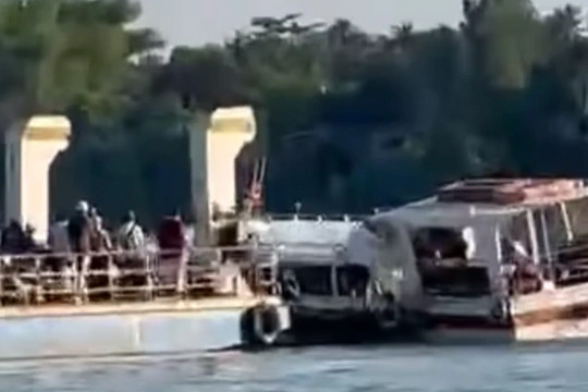 Clip: Khoảnh khắc tàu cao tốc tông trúng phà chở khách trên sông Tiền
