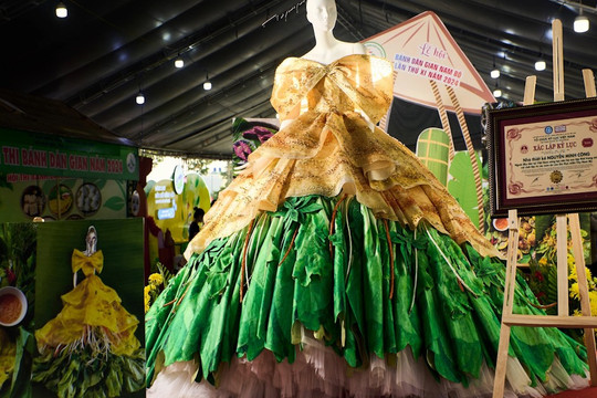 Độc đáo váy bánh xèo ở Lễ hội Bánh dân gian Nam Bộ