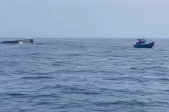 Chìm sà lan trên biển Quảng Ngãi khiến 3 người chết, 2 người mất tích