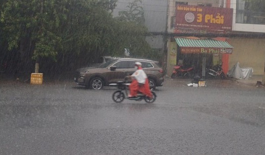 CLIP: Người dân Cần Thơ mát lòng khi đón cơn mưa đầu mùa