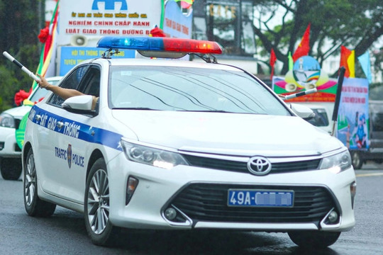 Công an bác thông tin quyền Bí thư Lâm Đồng dùng xe dẫn đường đi công tác