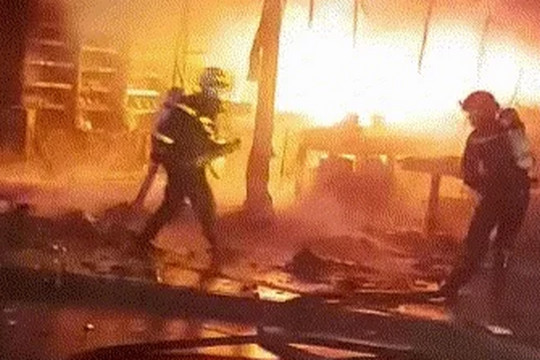 Cháy cửa hàng FPT Shop ở TPHCM, nhân viên ôm đồ tháo chạy