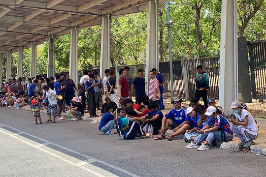 Cổ động viên xếp hàng từ sáng chờ xem tuyển futsal Thái Lan đá chung kết