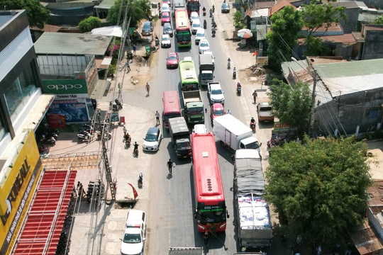 Xe tải va chạm với xe con, tắc đường kéo dài gần 10 km ở Đắk Lắk