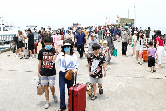 Du khách tấp nập đổ tới Quảng Ninh trong ngày đầu tiên của kỳ nghỉ lễ