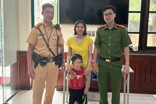 Bé trai 5 tuổi bị lạc mẹ khi đi từ Nam Định lên Hà Nội chơi