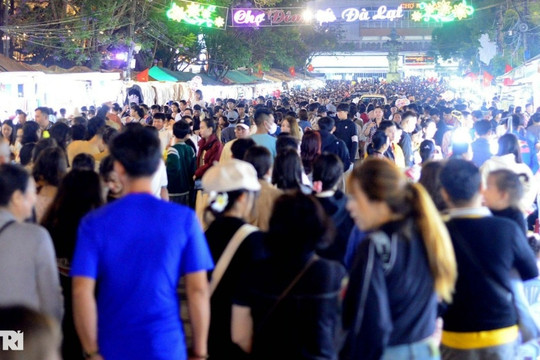 Hình ảnh chợ đêm Đà Lạt 'chật như nêm' trong dịp nghỉ lễ
