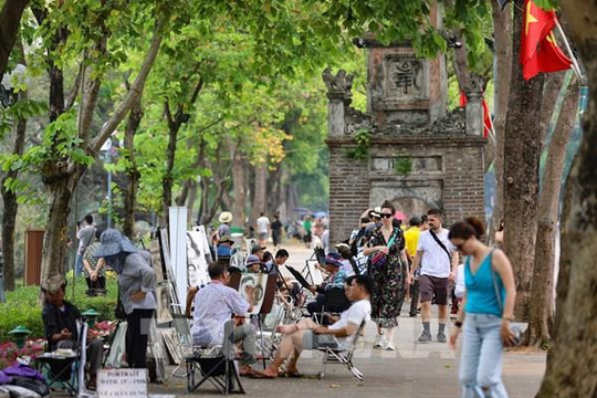 Hà Nội: Phố đi bộ hồ Gươm vẫn đông đúc trong ngày nóng bức
