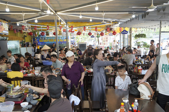 Dịp nghỉ lễ 30/4: Khách ùn ùn vào nhà hàng ở Hạ Long ăn hải sản