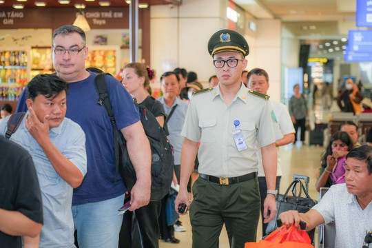 Lượng khách đi máy bay qua Nội Bài và Tân Sơn Nhất bất ngờ giảm mạnh