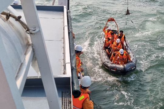 Cứu 10 thuyền viên gặp nạn trên biển Ba Lạt, Nam Định