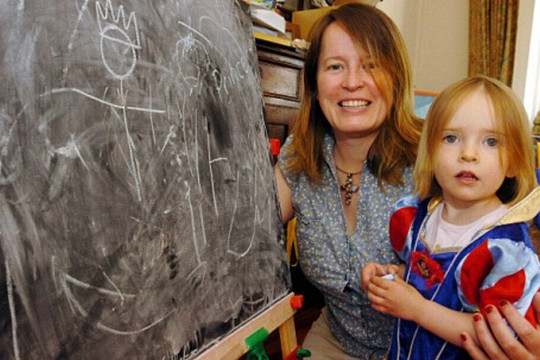 Cô bé 3 tuổi có IQ bằng Stephen Hawking gây chấn động nước Anh