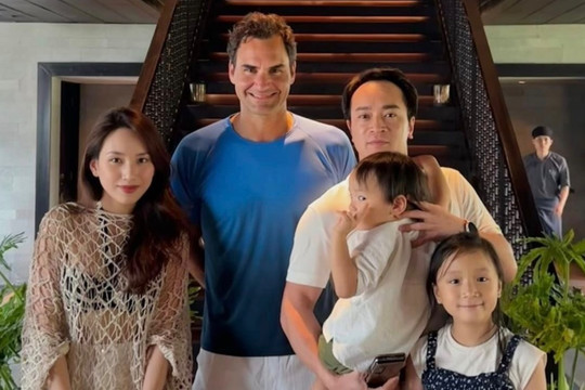 Khách Việt tặng tranh sơn mài, kể cuộc gặp gỡ huyền thoại Roger Federer